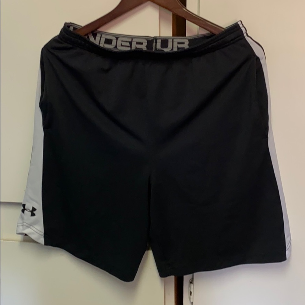 Men’s medium under armour shorts